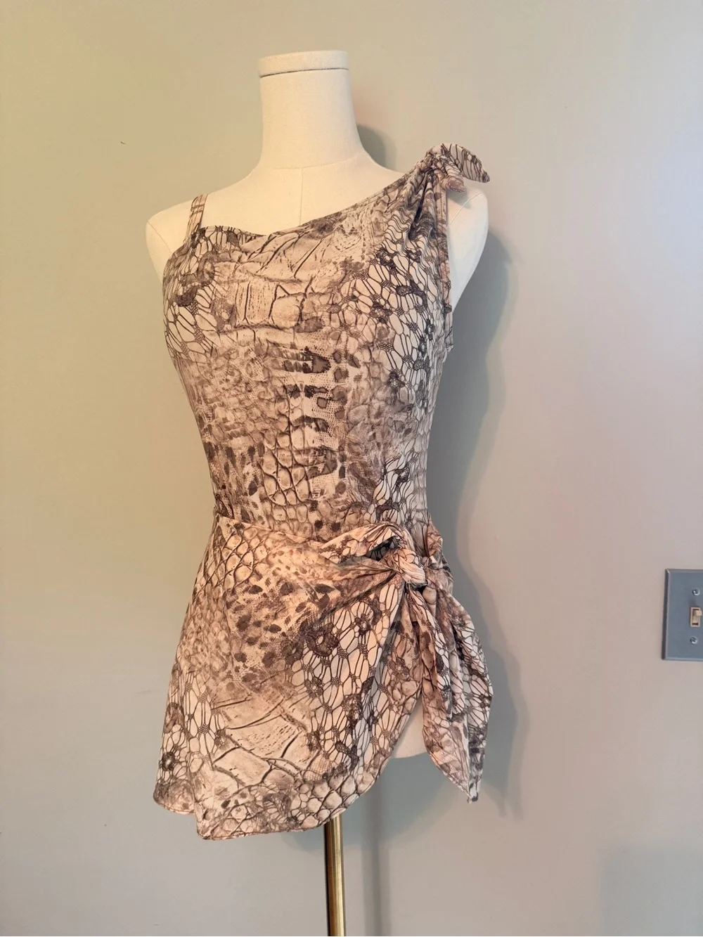 Coco Reef Contours Rosaline One-Shoulder Swimdress - Picture 2 of 8